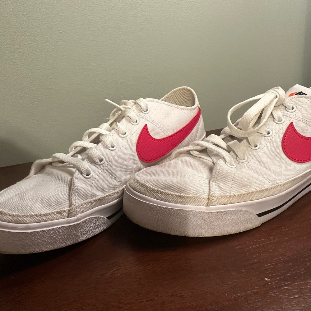 Nike Canvas low courts in white and pink